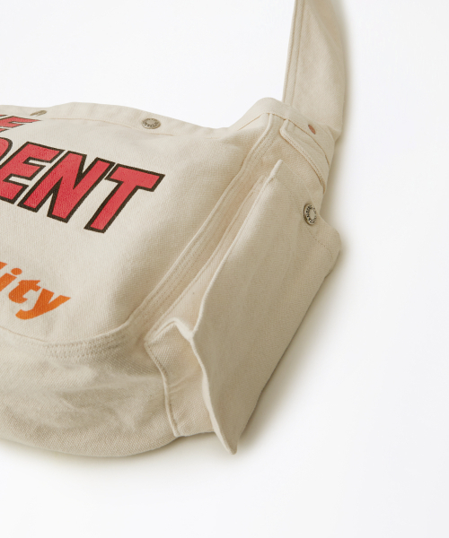 OUTSTANDING（アウトスタンディング）の「NEWSPAPER BAG(INDEPENDENT)_ECRU（メッセンジャーバッグ・メンズ・その他・FREE）」の4枚目の写真