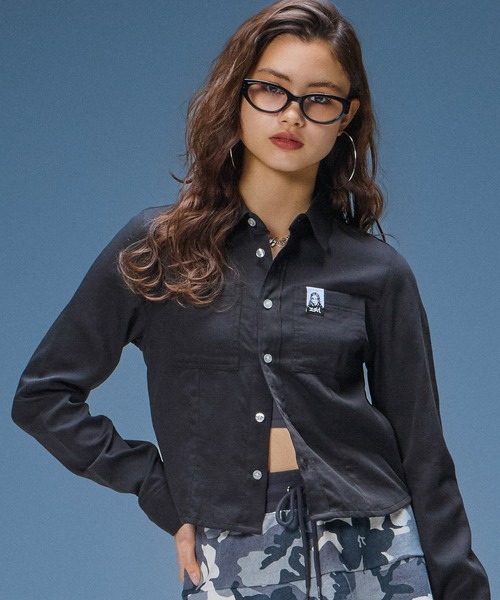 X-girl(エックスガール)の「FACE LABEL L/S COMPACT SHIRT(シャツ/ブラウス・レディース・ブラック/ホワイト/ピンク・S/M)」の2枚目の写真