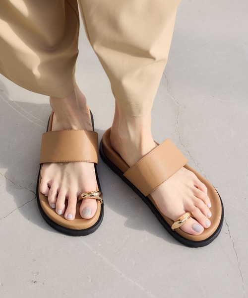 BARNYARDSTORM（バンヤードストーム）の「BARNYARDSTORM / 『ネルソンさん』ご紹介アイテム】メタルトングレザーサンダル【一部店舗限定カラー】（サンダル・レディース・モカ/ブラック・36/37/38）」の2枚目の写真