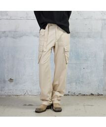 KUME（クメ）の「Men Belted Relaxed Cargo Pants, Ecru（その他パンツ）」
