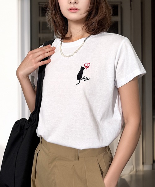 Candlestick(キャンドルスティック)の「ワンポイント キャット 刺繍 コンパクトTシャツ(Tシャツ/カットソー・レディース・ホワイト/ブラック/スミクロ・FREE)」の2枚目の写真