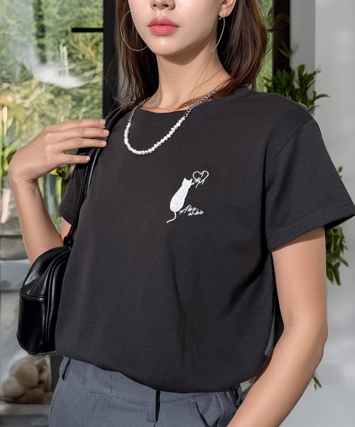 Candlestick(キャンドルスティック)の「ワンポイント キャット 刺繍 コンパクトTシャツ(Tシャツ/カットソー・レディース・ホワイト/ブラック/スミクロ・FREE)」の3枚目の写真