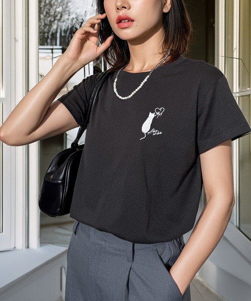 Candlestick(キャンドルスティック)の「ワンポイント キャット 刺繍 コンパクトTシャツ(Tシャツ/カットソー・レディース・ホワイト/ブラック/スミクロ・FREE)」の5枚目の写真