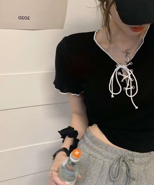 Alvia(アルビア)の「ネッククロスリボン半袖Tシャツ(Tシャツ/カットソー・レディース・ブラック/ホワイト・M)」の3枚目の写真