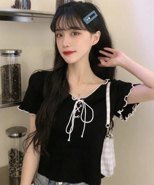 Alvia(アルビア)の「ネッククロスリボン半袖Tシャツ(Tシャツ/カットソー・レディース・ブラック/ホワイト・M)」の4枚目の写真