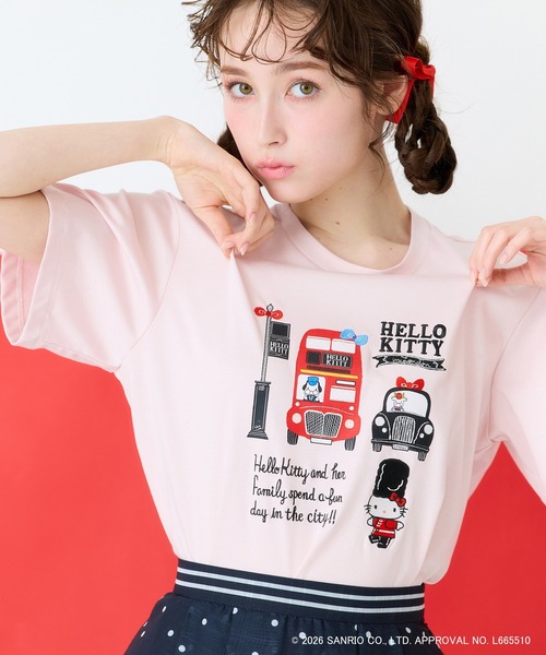 HELLO KITTY】ハローキティ ロンドンプリント刺繍Tシャツ（Tシャツ