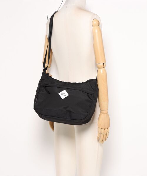 BEAMS DESIGN(ビームス デザイン)の「BEAMSDESIGN(ビームスデザイン)Slash ショルダーバッグ(M)(ショルダーバッグ・メンズ・ブラック/カーキ/グリーン/ベージュ/パープル・FREE)」の6枚目の写真