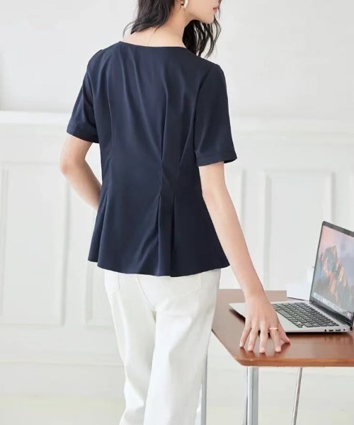 AMAJI(アマジ)の「Vネック パフスリーブ 半袖 フロントタック ブラウス(シャツ/ブラウス・レディース・ネイビー・SMALL/MEDIUM/LARGE/X-LARGE)」の2枚目の写真