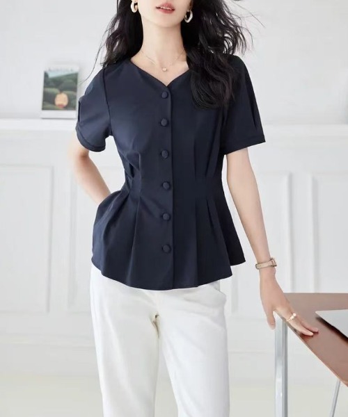AMAJI(アマジ)の「Vネック パフスリーブ 半袖 フロントタック ブラウス(シャツ/ブラウス・レディース・ネイビー・SMALL/MEDIUM/LARGE/X-LARGE)」の3枚目の写真