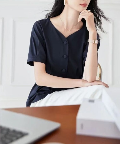 AMAJI(アマジ)の「Vネック パフスリーブ 半袖 フロントタック ブラウス(シャツ/ブラウス・レディース・ネイビー・SMALL/MEDIUM/LARGE/X-LARGE)」の4枚目の写真