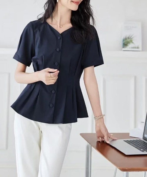 AMAJI(アマジ)の「Vネック パフスリーブ 半袖 フロントタック ブラウス(シャツ/ブラウス・レディース・ネイビー・SMALL/MEDIUM/LARGE/X-LARGE)」の5枚目の写真