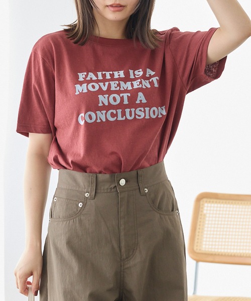 LAVEANGE(ラビアンジェ)の「フロッキーメッセージロゴプリントTシャツ|大人が着やすいロゴT/大人カジュアル/ヴィンテージライク/半袖(Tシャツ/カットソー・レディース・ブラウン/グレー/ネイビー・4L/M/3L/LL/5L)」の1枚目の写真