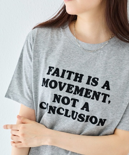 LAVEANGE(ラビアンジェ)の「フロッキーメッセージロゴプリントTシャツ|大人が着やすいロゴT/大人カジュアル/ヴィンテージライク/半袖(Tシャツ/カットソー・レディース・ブラウン/グレー/ネイビー・4L/M/3L/LL/5L)」の4枚目の写真