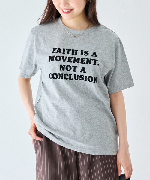 LAVEANGE(ラビアンジェ)の「フロッキーメッセージロゴプリントTシャツ|大人が着やすいロゴT/大人カジュアル/ヴィンテージライク/半袖(Tシャツ/カットソー・レディース・ブラウン/グレー/ネイビー・4L/M/3L/LL/5L)」の5枚目の写真