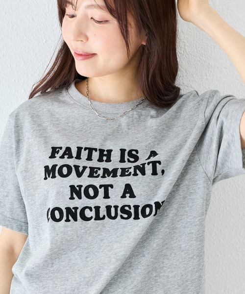LAVEANGE(ラビアンジェ)の「フロッキーメッセージロゴプリントTシャツ|大人が着やすいロゴT/大人カジュアル/ヴィンテージライク/半袖(Tシャツ/カットソー・レディース・ブラウン/グレー/ネイビー・4L/M/3L/LL/5L)」の6枚目の写真