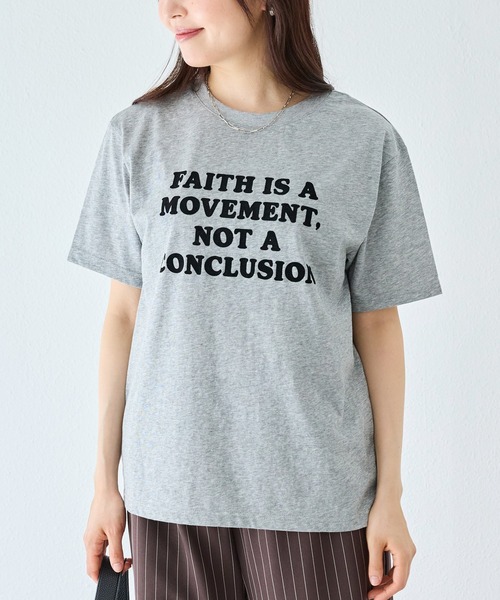 LAVEANGE(ラビアンジェ)の「フロッキーメッセージロゴプリントTシャツ|大人が着やすいロゴT/大人カジュアル/ヴィンテージライク/半袖(Tシャツ/カットソー・レディース・ブラウン/グレー/ネイビー・4L/M/3L/LL/5L)」の7枚目の写真