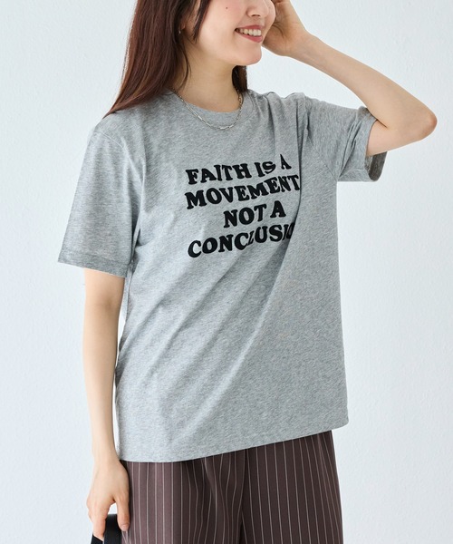 LAVEANGE(ラビアンジェ)の「フロッキーメッセージロゴプリントTシャツ|大人が着やすいロゴT/大人カジュアル/ヴィンテージライク/半袖(Tシャツ/カットソー・レディース・ブラウン/グレー/ネイビー・4L/M/3L/LL/5L)」の8枚目の写真