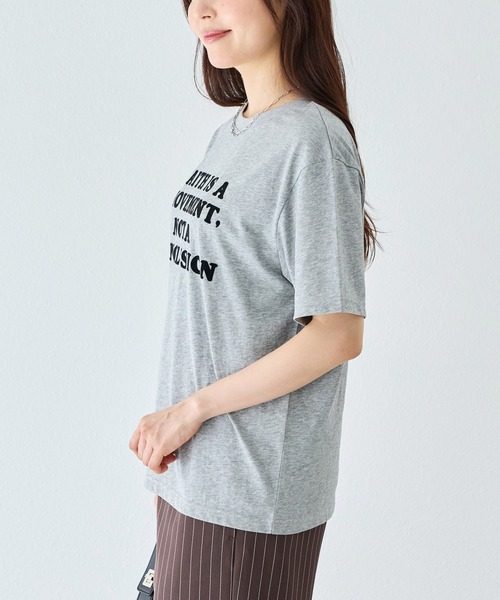 LAVEANGE(ラビアンジェ)の「フロッキーメッセージロゴプリントTシャツ|大人が着やすいロゴT/大人カジュアル/ヴィンテージライク/半袖(Tシャツ/カットソー・レディース・ブラウン/グレー/ネイビー・4L/M/3L/LL/5L)」の9枚目の写真