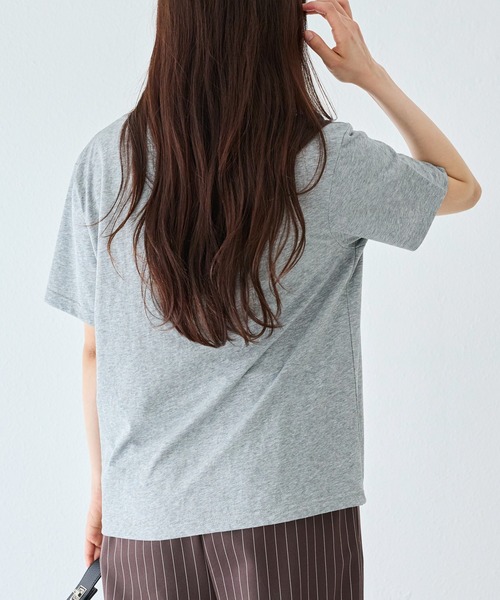 LAVEANGE(ラビアンジェ)の「フロッキーメッセージロゴプリントTシャツ|大人が着やすいロゴT/大人カジュアル/ヴィンテージライク/半袖(Tシャツ/カットソー・レディース・ブラウン/グレー/ネイビー・4L/M/3L/LL/5L)」の10枚目の写真