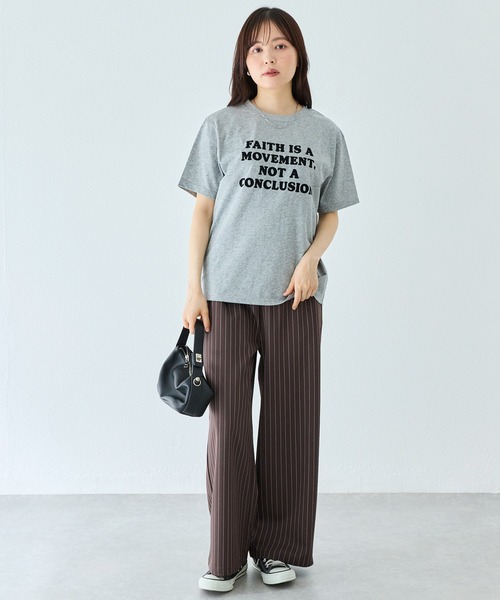 LAVEANGE(ラビアンジェ)の「フロッキーメッセージロゴプリントTシャツ|大人が着やすいロゴT/大人カジュアル/ヴィンテージライク/半袖(Tシャツ/カットソー・レディース・ブラウン/グレー/ネイビー・4L/M/3L/LL/5L)」の13枚目の写真