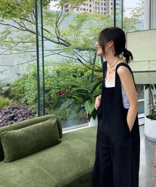 boemy(ボエミー)の「裾スリットワイド サロペット(サロペット/オーバーオール・レディース・ブラック・S/M/L)」の15枚目の写真