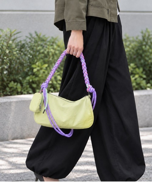 styiro(スタイロ)の「2WAY パラコードナイロンショルダーバッグ / 軽量 / ミニポーチ付き(ショルダーバッグ・レディース・ベージュ/イエロー/ブラック/パープル・FREE)」の4枚目の写真