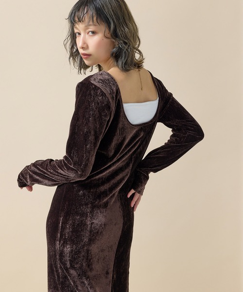 en CAnAF(エンカナフ)の「【背中映え&上品見え】ベロアバックオープンワンピース(ワンピース・レディース・ベージュ/ブラウン/ブラック・フリー)」の2枚目の写真