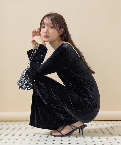 en CAnAF(エンカナフ)の「【背中映え&上品見え】ベロアバックオープンワンピース(ワンピース・レディース・ベージュ/ブラウン/ブラック・フリー)」の1枚目の写真