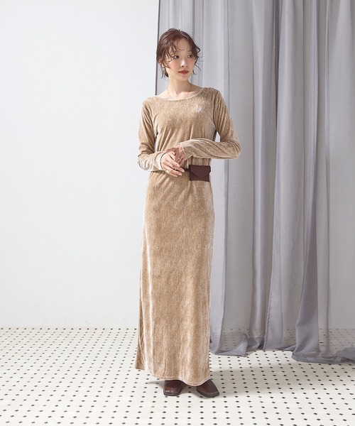 en CAnAF(エンカナフ)の「【背中映え&上品見え】ベロアバックオープンワンピース(ワンピース・レディース・ベージュ/ブラウン/ブラック・フリー)」の16枚目の写真
