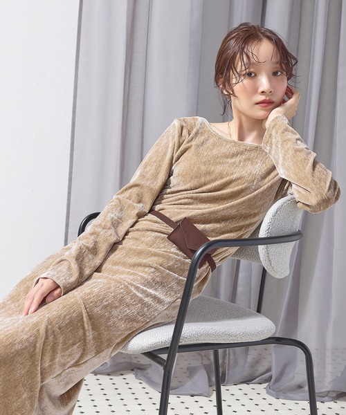 en CAnAF(エンカナフ)の「【背中映え&上品見え】ベロアバックオープンワンピース(ワンピース・レディース・ベージュ/ブラウン/ブラック・フリー)」の7枚目の写真