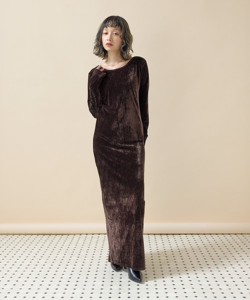 en CAnAF(エンカナフ)の「【背中映え&上品見え】ベロアバックオープンワンピース(ワンピース・レディース・ベージュ/ブラウン/ブラック・フリー)」の6枚目の写真