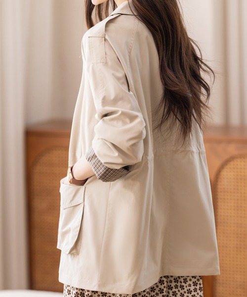 AMAJI(アマジ)の「サテン トレンチコート(トレンチコート・レディース・ネイビー/ベージュ・SMALL/MEDIUM/LARGE/X-LARGE)」の4枚目の写真