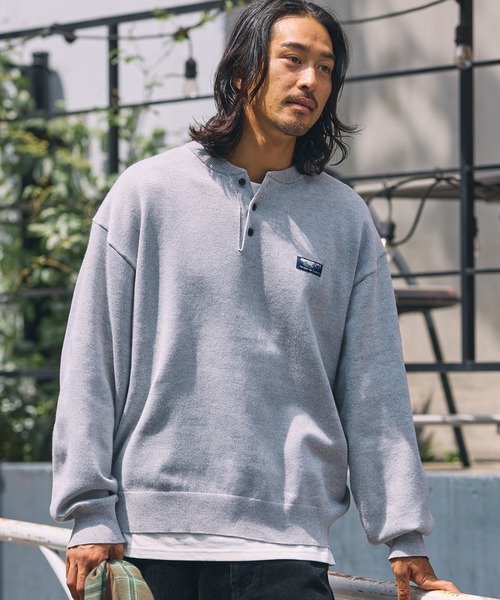THE CRAFT CREW PRODUCTS（ザクラフトクループロダクツ）の「【UNNOTICEシリーズ】ヘビーウェイト スウェットライク オーバーサイズ ヘンリーネック 長袖ニットトップス / 静電防止・マシンウォッシャブル【THE CRAFT CREW PRODUCTS】（ニット/セーター・メンズ・アッシュグレー/ダークグレー/ブラック/ブルー系/ダークオリーブ/ネイビー/グレイッシュベージュ/ブラウン系・S/M/L）」の2枚目の写真
