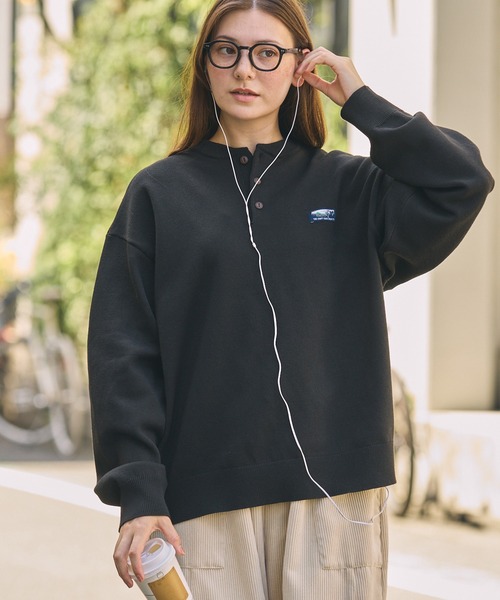 THE CRAFT CREW PRODUCTS（ザクラフトクループロダクツ）の「【UNNOTICEシリーズ】ヘビーウェイト スウェットライク オーバーサイズ ヘンリーネック 長袖ニットトップス / 静電防止・マシンウォッシャブル【THE CRAFT CREW PRODUCTS】（ニット/セーター・メンズ・アッシュグレー/ダークグレー/ブラック/ブルー系/ダークオリーブ/ネイビー/グレイッシュベージュ/ブラウン系・S/M/L）」の18枚目の写真