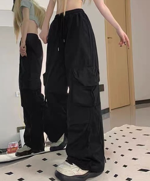 ampm(エーエムピーエム)の「厚手ナイロン ワイドカーゴパンツ(カーゴパンツ・レディース・ブラック/ホワイト・S/M)」の2枚目の写真