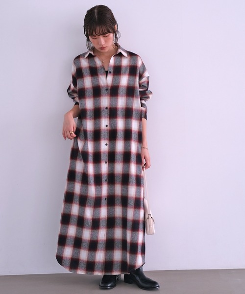AKTE(アクテ)の「ロングシャツチェックワンピース(シャツワンピース・レディース・レッド系/ブラウン系・TALL/FREE)」の12枚目の写真