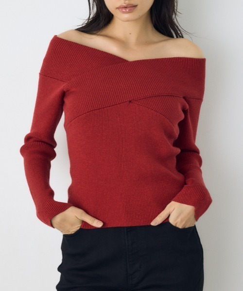 AZUL by moussy(アズールバイマウジー)の「クロスデザイン長袖ニットトップス 秋服 冬服 ラメ感 オフショルダー 無地 きれいめカジュアル(ニット/セーター・レディース・ブラック/ブルー/オフホワイト/レッド・FREE)」の4枚目の写真