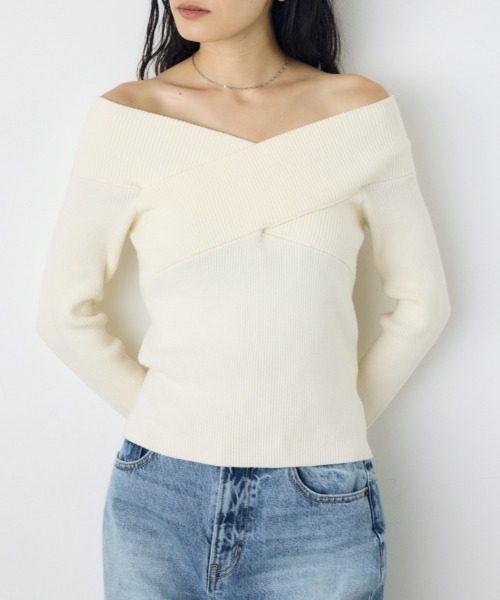 AZUL by moussy(アズールバイマウジー)の「クロスデザイン長袖ニットトップス 秋服 冬服 ラメ感 オフショルダー 無地 きれいめカジュアル(ニット/セーター・レディース・ブラック/ブルー/オフホワイト/レッド・FREE)」の1枚目の写真