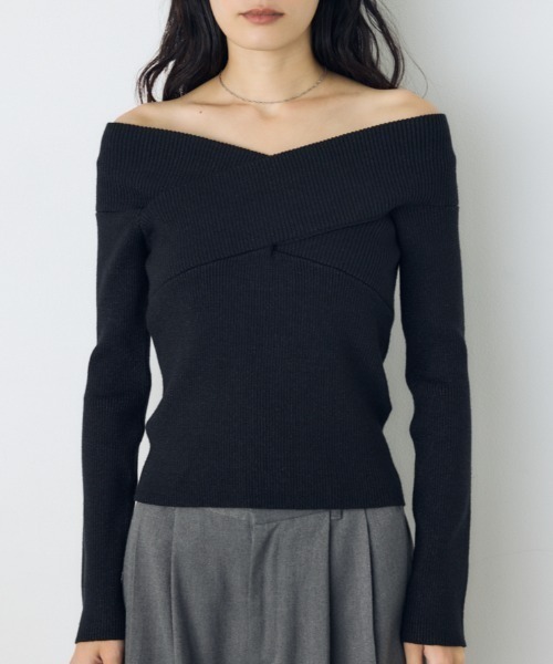 AZUL by moussy(アズールバイマウジー)の「クロスデザイン長袖ニットトップス 秋服 冬服 ラメ感 オフショルダー 無地 きれいめカジュアル(ニット/セーター・レディース・ブラック/ブルー/オフホワイト/レッド・FREE)」の2枚目の写真