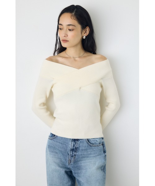AZUL by moussy(アズールバイマウジー)の「クロスデザイン長袖ニットトップス 秋服 冬服 ラメ感 オフショルダー 無地 きれいめカジュアル(ニット/セーター・レディース・ブラック/ブルー/オフホワイト/レッド・FREE)」の12枚目の写真