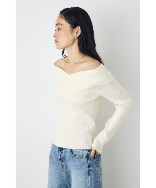 AZUL by moussy(アズールバイマウジー)の「クロスデザイン長袖ニットトップス 秋服 冬服 ラメ感 オフショルダー 無地 きれいめカジュアル(ニット/セーター・レディース・ブラック/ブルー/オフホワイト/レッド・FREE)」の13枚目の写真