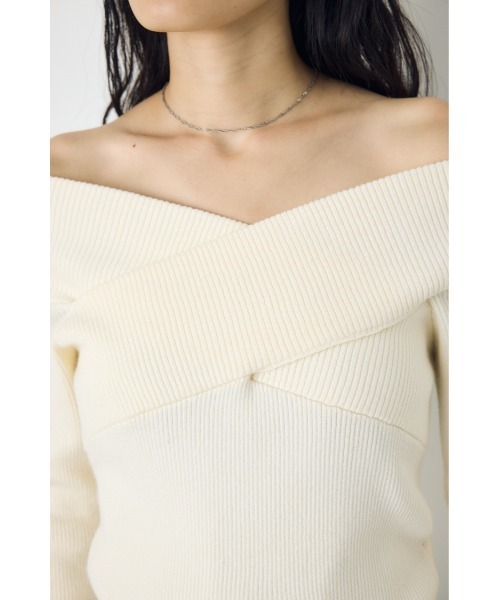 AZUL by moussy(アズールバイマウジー)の「クロスデザイン長袖ニットトップス 秋服 冬服 ラメ感 オフショルダー 無地 きれいめカジュアル(ニット/セーター・レディース・ブラック/ブルー/オフホワイト/レッド・FREE)」の18枚目の写真