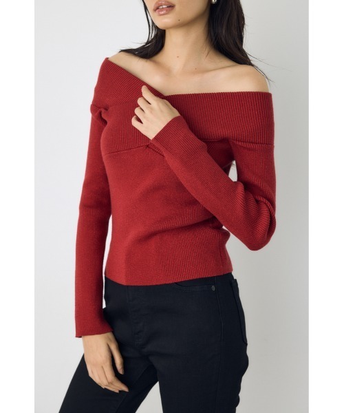 AZUL by moussy(アズールバイマウジー)の「クロスデザイン長袖ニットトップス 秋服 冬服 ラメ感 オフショルダー 無地 きれいめカジュアル(ニット/セーター・レディース・ブラック/ブルー/オフホワイト/レッド・FREE)」の5枚目の写真
