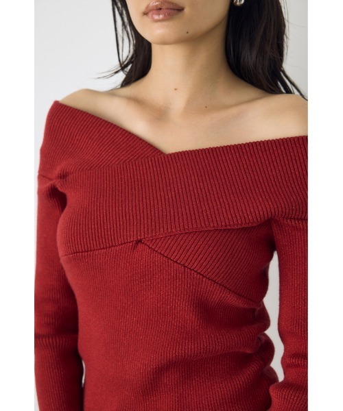 AZUL by moussy(アズールバイマウジー)の「クロスデザイン長袖ニットトップス 秋服 冬服 ラメ感 オフショルダー 無地 きれいめカジュアル(ニット/セーター・レディース・ブラック/ブルー/オフホワイト/レッド・FREE)」の9枚目の写真