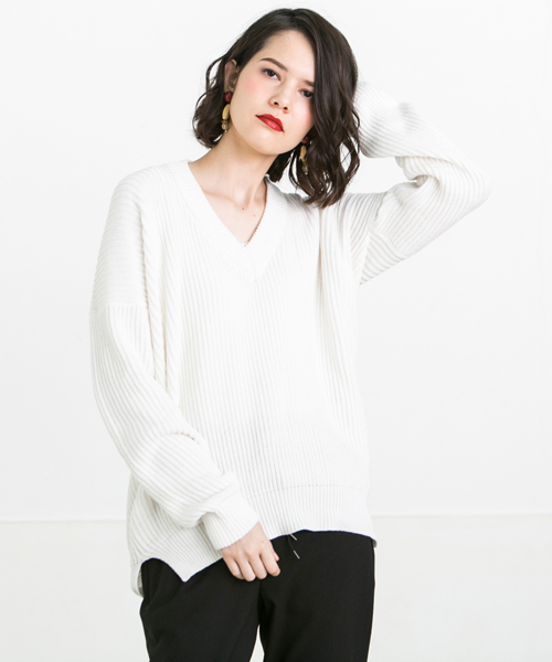 LIPSTAR（リップスター）の「抜け襟Vネックニット（ニット/セーター・レディース・オフホワイト/ネイビー/ピンク/ベージュ・M）」の2枚目の写真