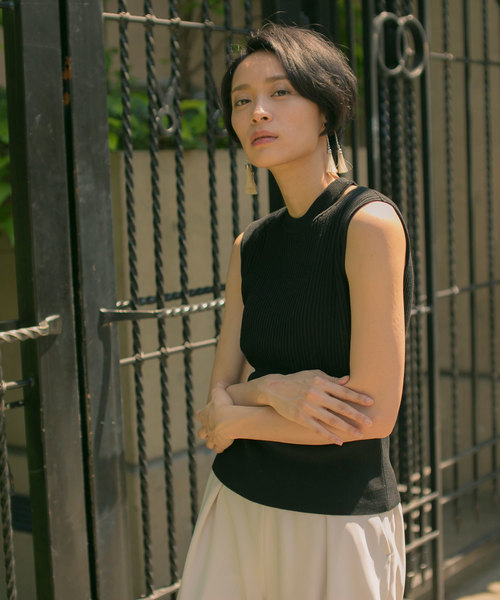 STUDIOUS(ステュディオス)の「ネックスリットニットTOPS(ニット/セーター・レディース・ブラック/ライトグレー/サックスブルー/ワインレッド/ラベンダー・FREE)」の2枚目の写真