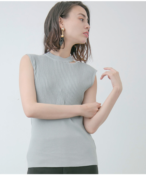 STUDIOUS(ステュディオス)の「ネックスリットニットTOPS(ニット/セーター・レディース・ブラック/ライトグレー/サックスブルー/ワインレッド/ラベンダー・FREE)」の6枚目の写真