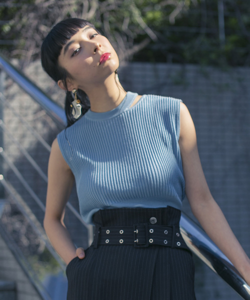 STUDIOUS(ステュディオス)の「ネックスリットニットTOPS(ニット/セーター・レディース・ブラック/ライトグレー/サックスブルー/ワインレッド/ラベンダー・FREE)」の17枚目の写真