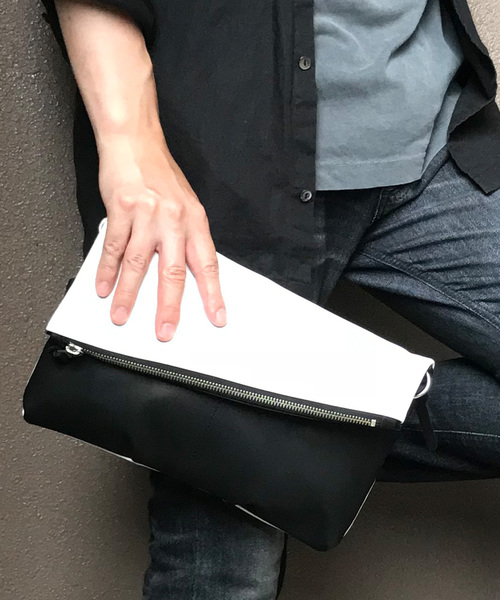 DECADE(ディケイド)の「グリッドカウレザー・2wayクラッチショルダーバッグDECADE(No-01088) Grid Cow Leather 2Way Clutch Shoulder Bag(ショルダーバッグ)」|ブラック×ホワイト