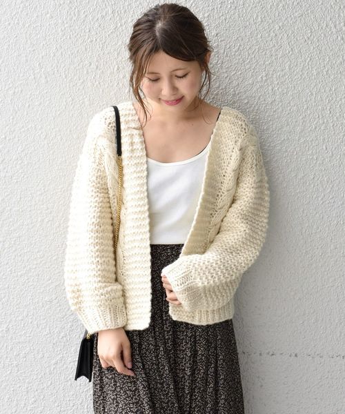 Khaju（カージュ）の「Khaju:ハンドケーブルニットカーディガン◇（カーディガン/ボレロ・レディース・ブラック/オフホワイト/ピンク系その他・ONE SIZE）」の2枚目の写真